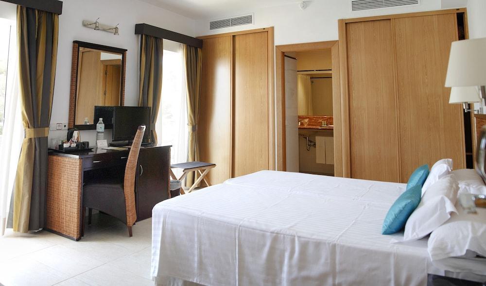 Hotel Apartamentos Cala Santanyi Bagian luar foto
